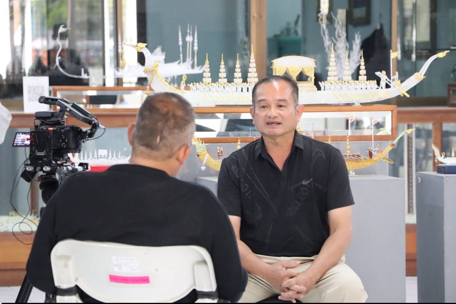 title - เลขาธิการ ส.ป.ก. บันทึกเทปให้สัมภาษณ์กิจกรรมการดำเนินงานผลสำเร็จของศูนย์ศิลปาชีพบางไทรฯ ณ ศูนย์ส่งเสริมและพัฒนาอาชีพเสริมนอกภาคการเกษตร